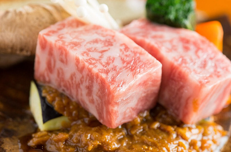 Món bò đặc sản Hida trứ danh ở làng Shirakawa-go Nhật Bản.
